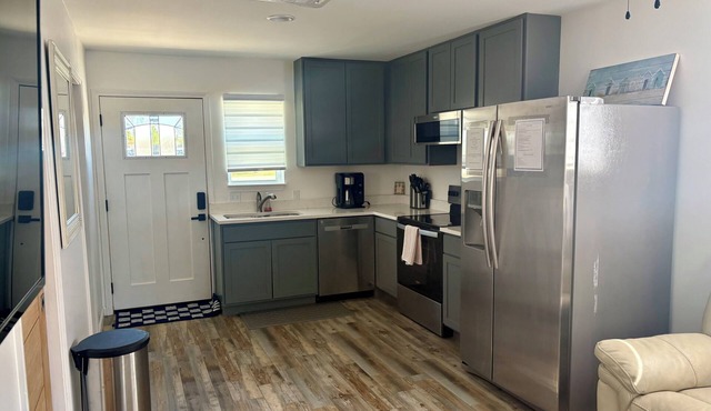 Cozy Carriage House Retreat, Fenced Yard, Pet Friendly Shops & Beaches Nearby