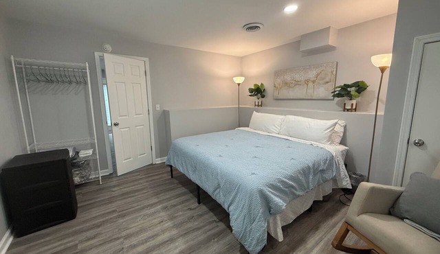 Cozy & Chic Burlington Retreat: King Bed and Newly Renovated Comfort