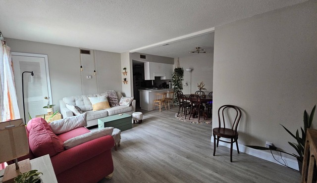 Cozy Chic Condo - perfect for digital nomads, travel nurses, interns