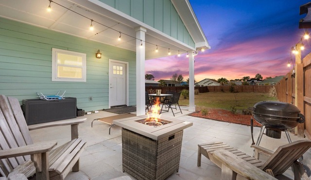Cozy cottage near beach - Pet Friendly with large fenced yard