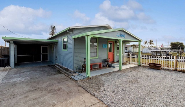 Cozy Cottage with BBQ Area and Modern Amenities in Saint James City, Florida