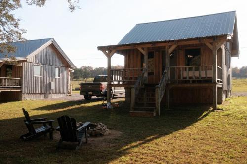 Cozy Creekside Cabin Near Waterfalls, Hiking, Fire Pit