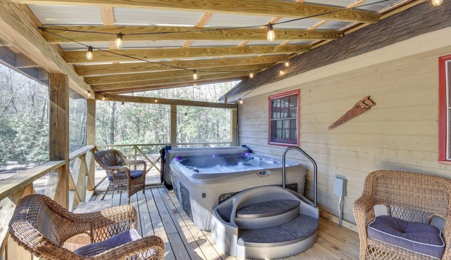Cozy Creekside Mountain Escape w/Hot Tub!