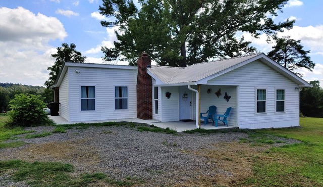 Cozy Farmhouse Retreat near Chattanooga/4 Acres