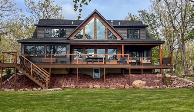 Cozy Lakefront Cabin w/Firepit and Boats