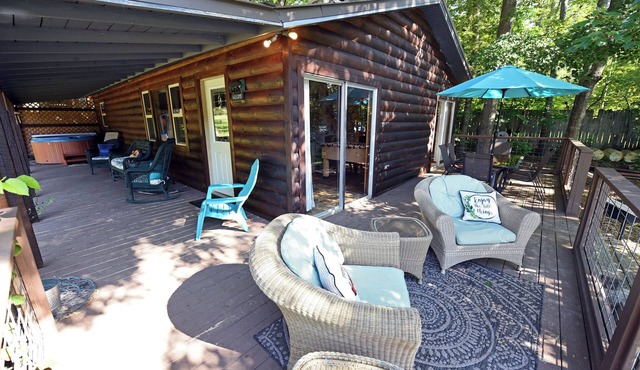 Cozy Lakefront cottage on Lake Nottely in Blairsville, GA 2 bedrooms & hot tub!