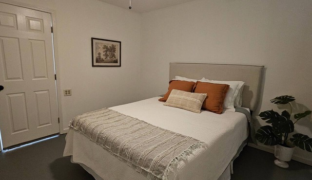 Cozy Lawrenceville Retreat Near I-85, Private Entrance + Full Comforts