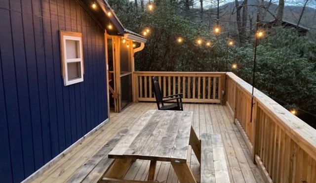 Cozy mountain home w/hot tub sauna near waterfall