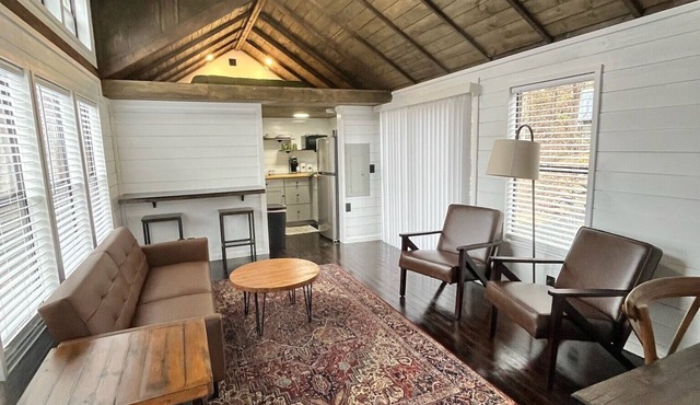 Cozy Mountainside Cottage along the Green River with the comforts of home!