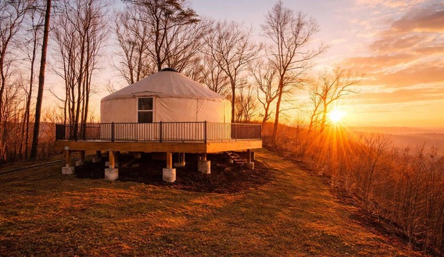 Cozy Mountaintop Glamping Yurt w/Kitchen and Bath