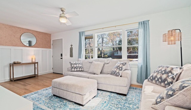 Cozy Pet-Friendly Home Minutes to Downtown!