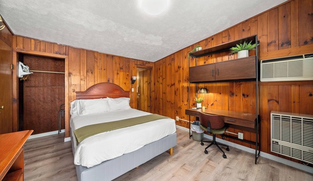 Cozy Queen Retreat | Hotel Stay