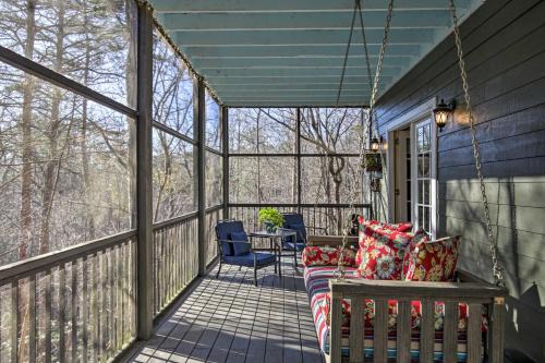 Cozy & Quiet Studio w/Porch, Near Scenic Railway!