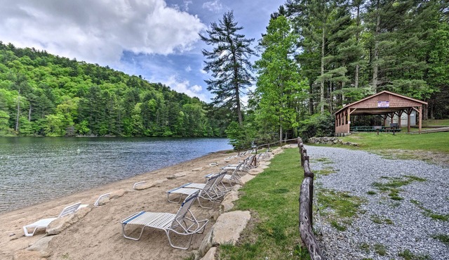 Cozy Retreat w/Deck & Sapphire Resort Access!