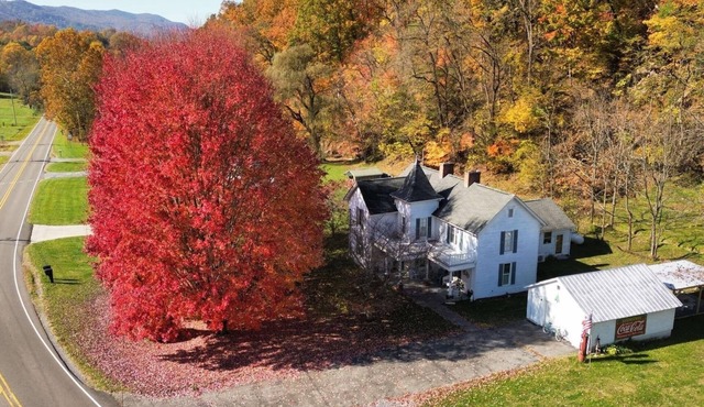 Cozy spacious farmhouse home built in 1900. 4 bedrooms 3 bathrooms in Damascus