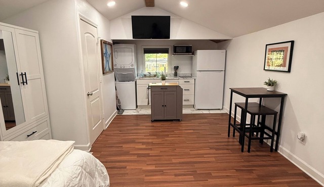 Cozy Studio Apartment, full kitchen and laundry, conveniently close to downtown