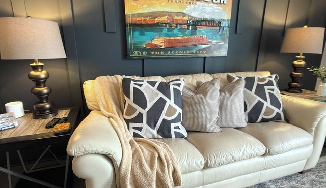 Cozy Vibes. Fast WiFi. King Bed. Free parking. Walkable Chattanooga Stay.