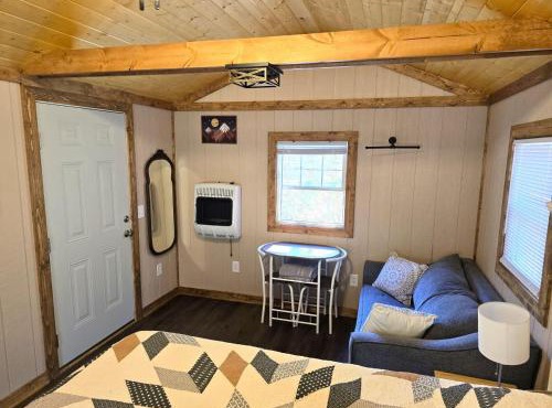 Cozy Warm Creekside Escape w WiFi & Hot Shower