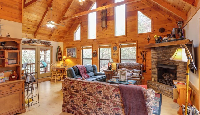 'Creek Bend Escape' w/Hot Tub + River Views!