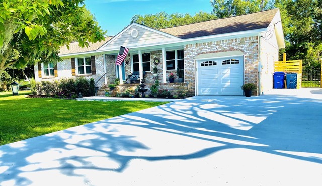 CREEKFRONT home w/ private yard, close to Downtown, beaches, boat landing & Park