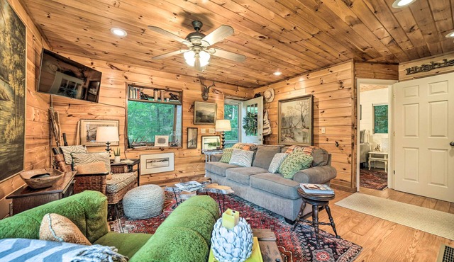 Creekside Cabin: Tubing, Trails & Highlands Charm!