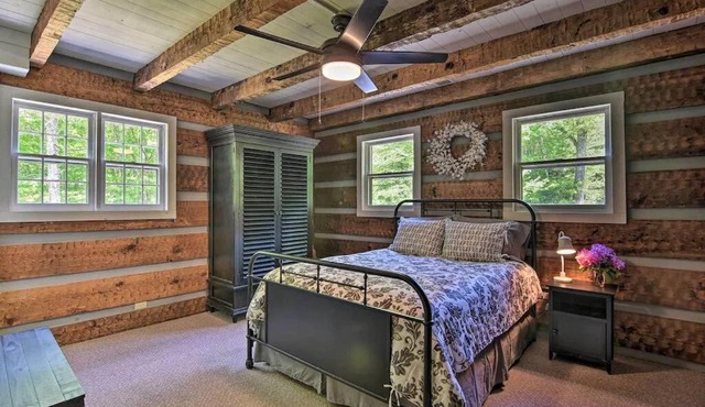 Creekside cabin w/hot tub, fireplace & trail