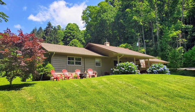 Creekside Cottage Near Parkway
