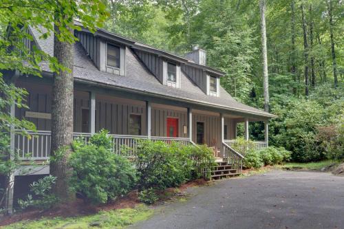 Creekside Family Retreat by Waterfalls & Hiking!