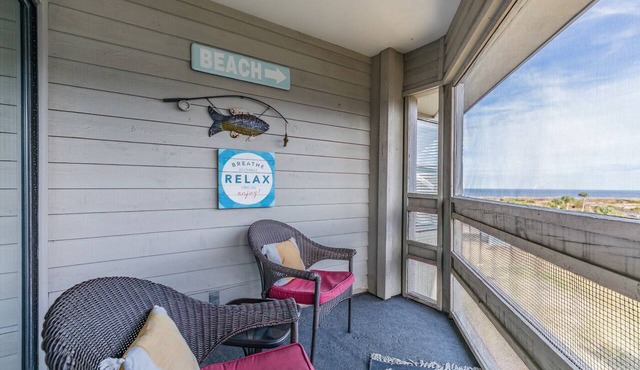 Crow's Nest On Harbor Island - Recently Updated!- One Bedroom on Third Floor