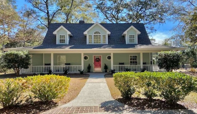 Darling Cottage on PRIVATE LAKE & acreage
