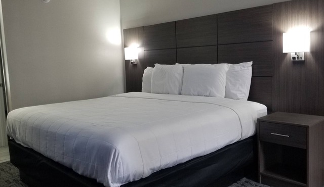Days Inn & Suites by Wyndham Charleston Airport West