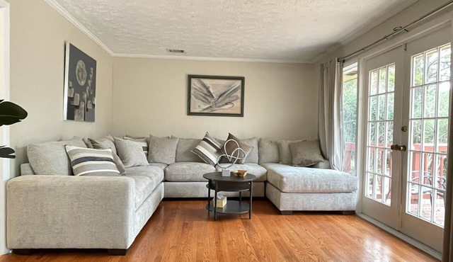 Decatur Garden Retreat 4-bedroom house with lots of outdoor spaces -pet-friendly
