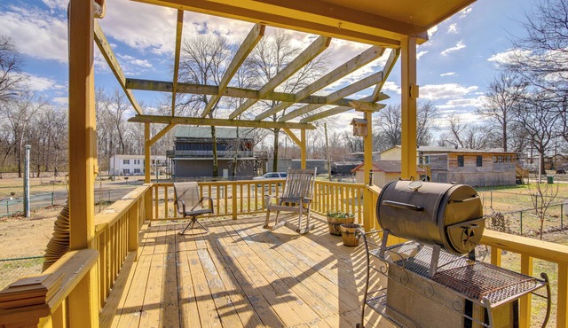 Deck & Fire Pit! Cabin Half-Mi to Tunica Lake