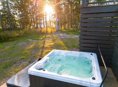 Delightful Cabin with Fire Pit and Hot-tub in Tracy City, Tennessee