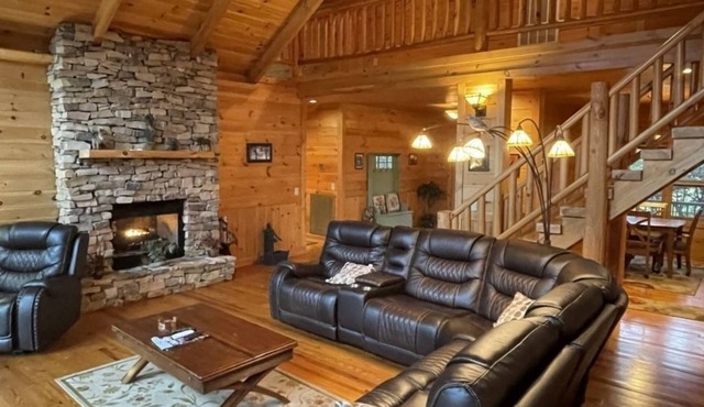 Deluxe log cabin! Pet and motorcycle friendly - enjoy nature with family and friends! 3 Bedroom Cabin by RedAwning