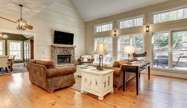 Denny's Caribou Lodge - Bright, luxurious space with fireplace, deck, and Big Canoe amenities!