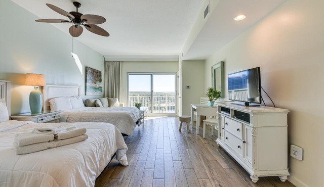 Destin Resort Studio w/Pool - Walk to Beach!