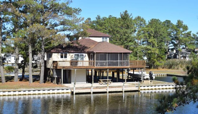 Dockside Dreams-Canalfront Home in Oyster Bay with Boat Dock.