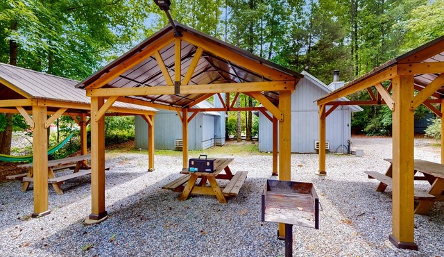 Dog-friendly, cozy cottage w/serene surroundings & amazing mountain views