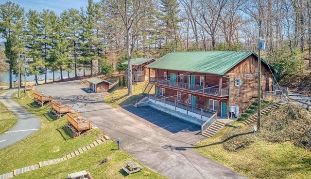 Dog-friendly condo with on-site golf and lakeside pool - 500 ft. from the lake