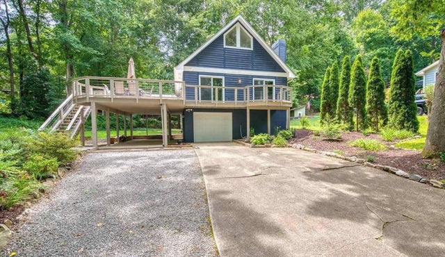 Dog-friendly home with deck, gas fireplace, central AC, & washer/dryer