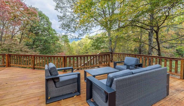 Dog-friendly home with WiFi, private washer/dryer, grill, hot tub, firepit