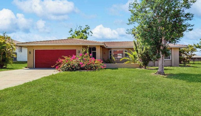 Dog friendly house with private pool, lanai, and washer & dryer