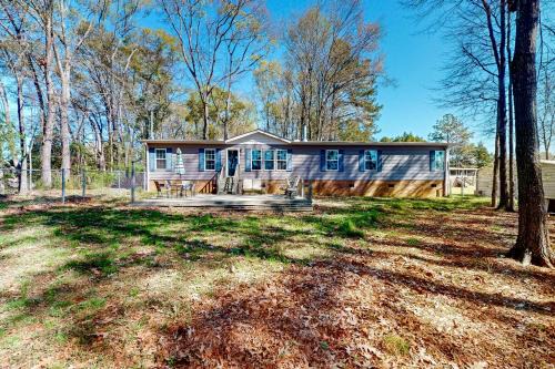 Dog-Friendly Lakefront Home w/Dock in Saluda