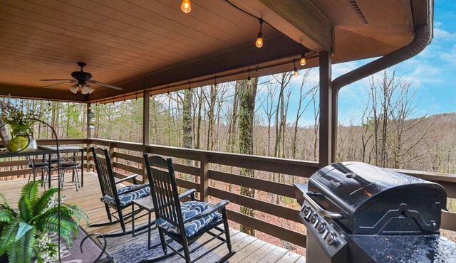 Dog friendly with a great view and fire pit! Hot tub!2 bed cabin