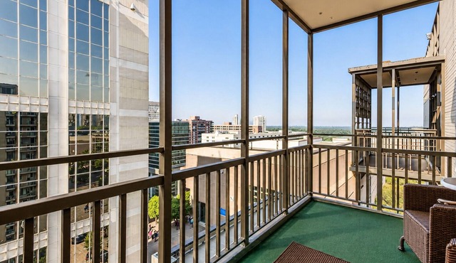Downtown Atlanta 1BR Condo on 24th Floor with Balcony, Walk to Stadium