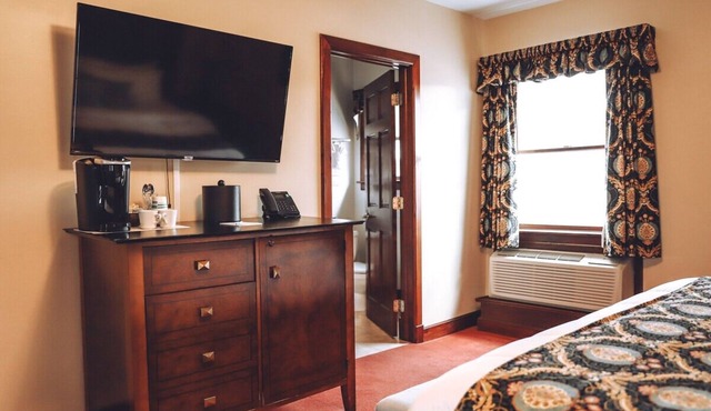 Downtown Basecamp: Enjoy Nature, History & Our Free Breakfast