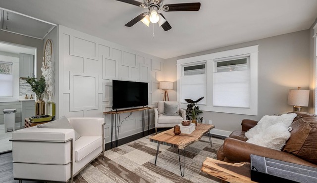 Downtown Cottage, walking distance to everything!