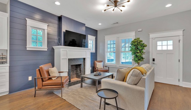 Downtown Private House 3 BR 2 BA, King & Queen Beds, Large Yard & Pet Friendly