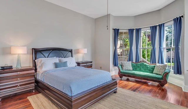 Downtown Savannah | Free Parking | Private screened porch and courtyard